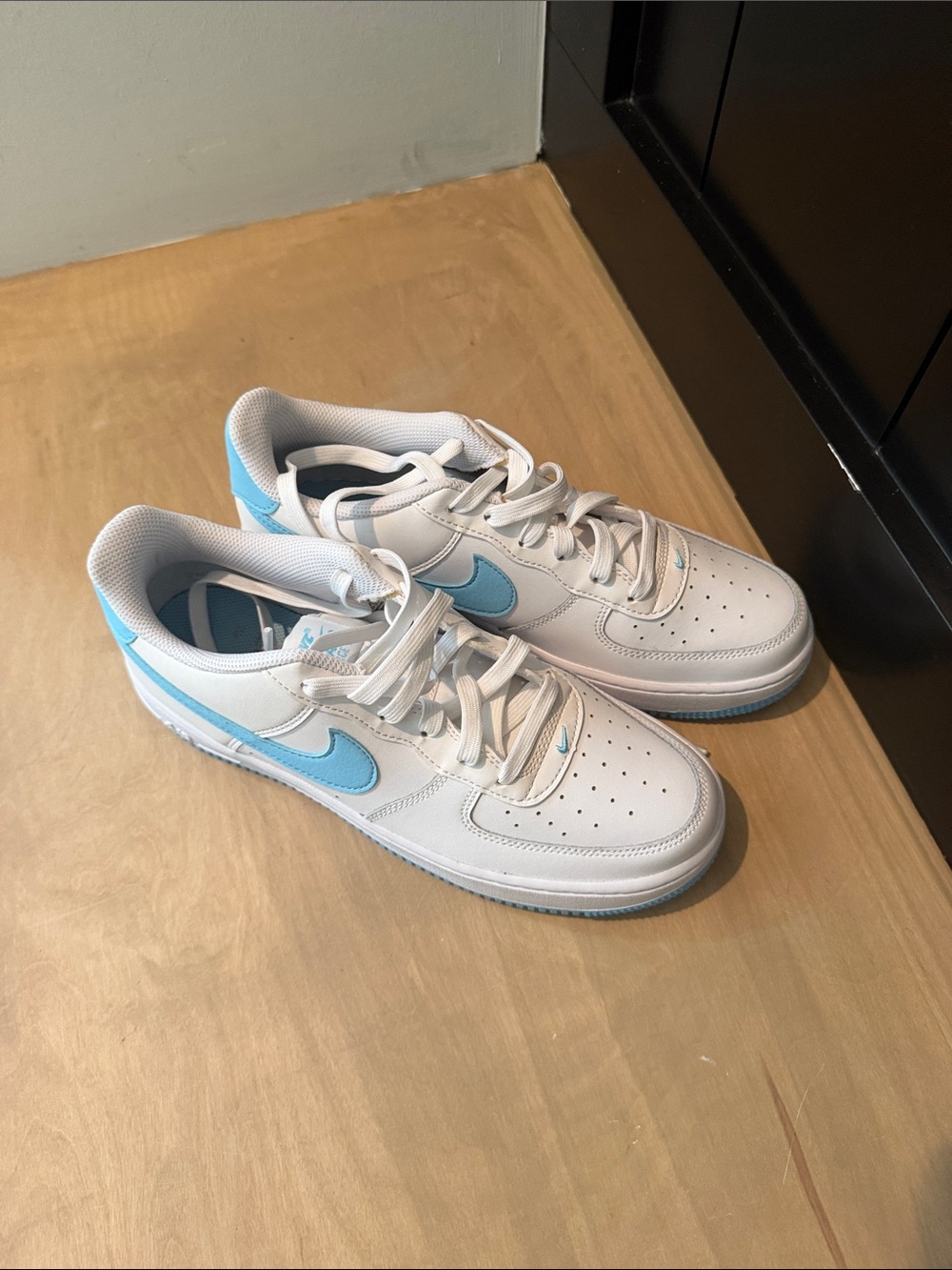 Nike White Low-Top Sneakers with Light Blue Swoosh - Picture 3 of 3